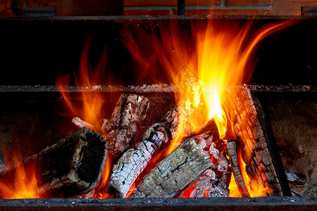 燃烧的天然木炭图片