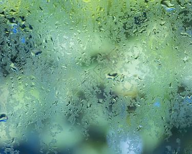 以绿底玻璃杯为代表的湿水滴背景图片