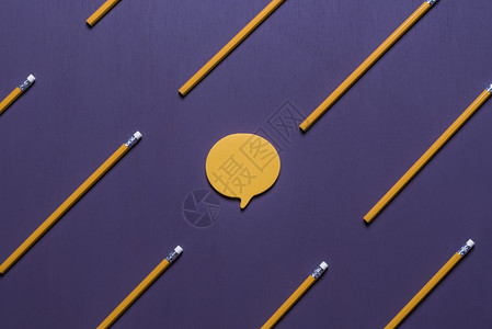 以语气泡的形状以紫色背景的橙铅笔和抹布为依托以紫色背景的橙铅笔为依托图片