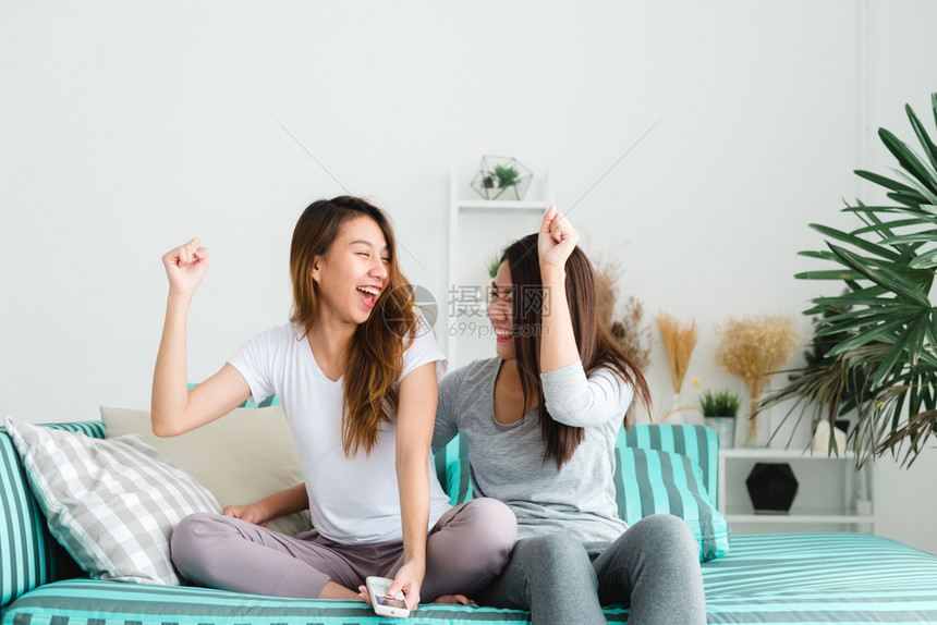 年轻的闺蜜朋友在沙发上嬉戏图片