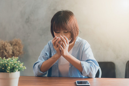 女孩浏览互联网聊天博客早上在咖啡馆喝时手持杯子的年轻女在咖啡馆喝图片