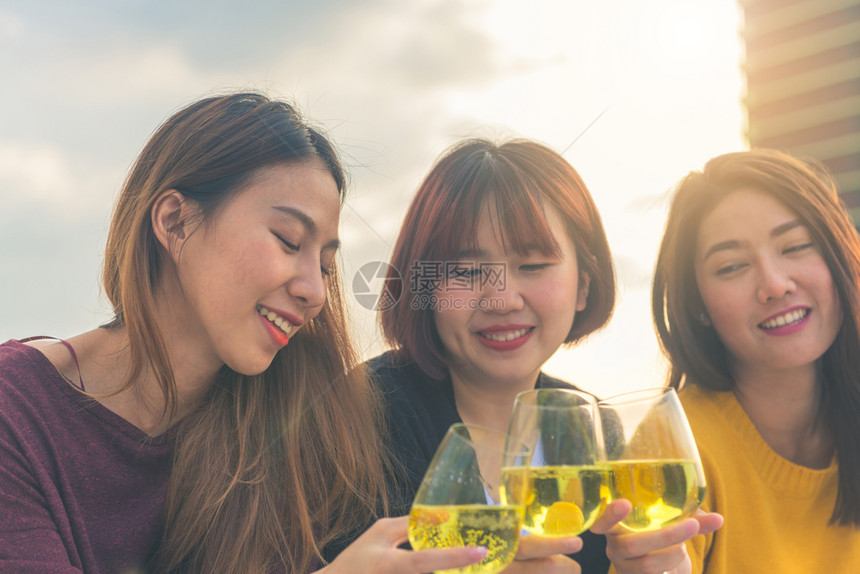 一群青年女孩在屋顶开节日派对图片