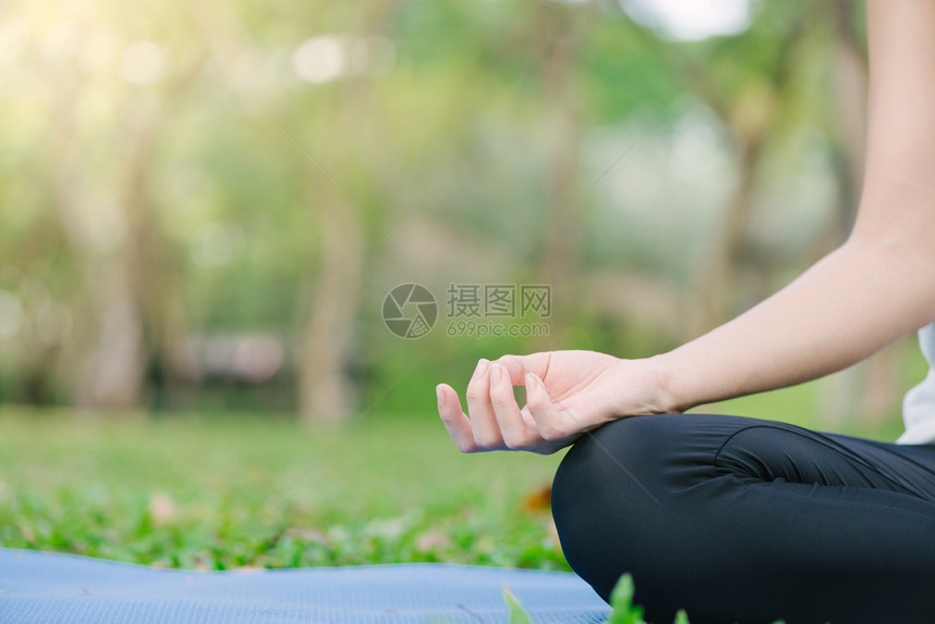 年轻女孩在做有好处的瑜伽运动图片