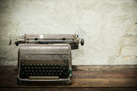 write桌式工作场所配有旧式打字机的木质办公桌写字机概念商业背景图片