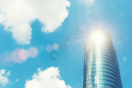 高现代建筑有蓝色天空和阳光的玻璃商业背景旧的过滤图片