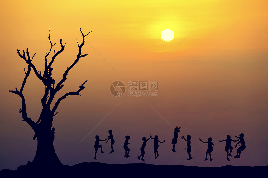 快乐的孩子在日落时跳跃图片