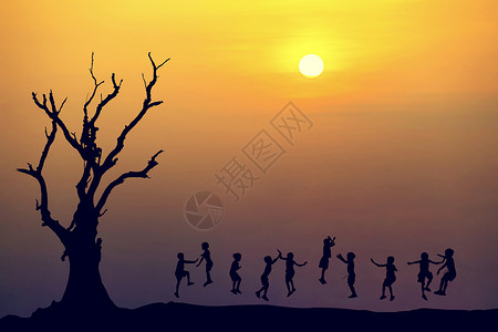 快乐的孩子在日落时跳跃背景图片
