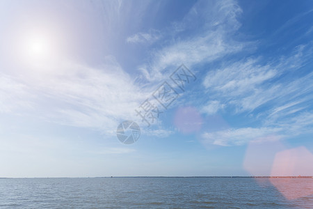 蓝色天空和有耀斑的云软焦点古老过滤的自然背景图片