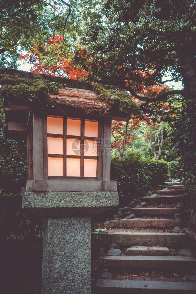 日本京都荒山竹林中的神殿神灯日本京都久子寺的灯图片