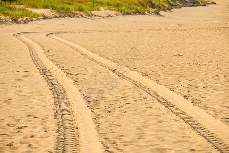 一辆军用卡车在沙中的轨迹图片