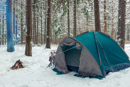 冬季森林的旅游帐篷图片