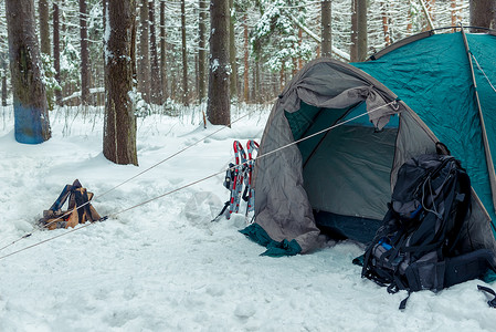 在冬季森林的清晨徒步帐篷里人们睡着图片