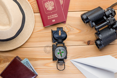 旅行的护照货币和导航设备图片