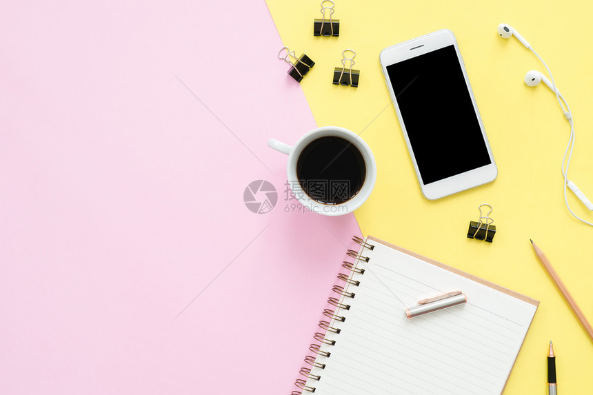 办公桌工作空间平的办公空间白笔记本耳机咖啡杯和糊面背景模拟电话图片
