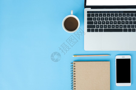 办公桌工作空间平面工作空间模拟照片用笔记本电脑智能手机咖啡和文具拍摄蓝面糊背景的工作空间背景图片