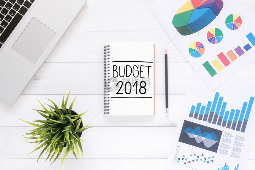 最小工作空间工作台平面照片带有新年笔记本和白木背景笔记本电脑的商业预算计划顶层视图平面摄影2018年新概念图片