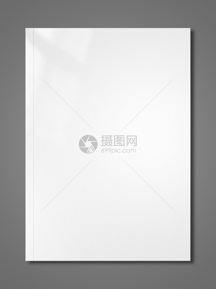 白色小册子覆盖在黑暗灰色背景上孤立的白色小册子模拟板图片