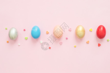 在粉底背景上的彩色复活节鸡蛋图片