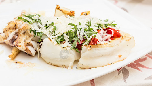位于普利亚州南意大加波的意大餐馆传统具配有新鲜沙拉番茄和真干酪日光图片