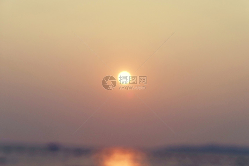 模糊的海日落抽象背景图片