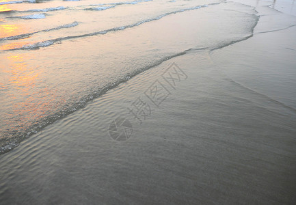 海浪在沙上图片