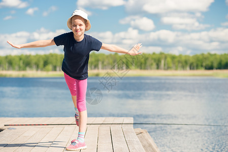 10岁女孩在湖边码头的肖像图片