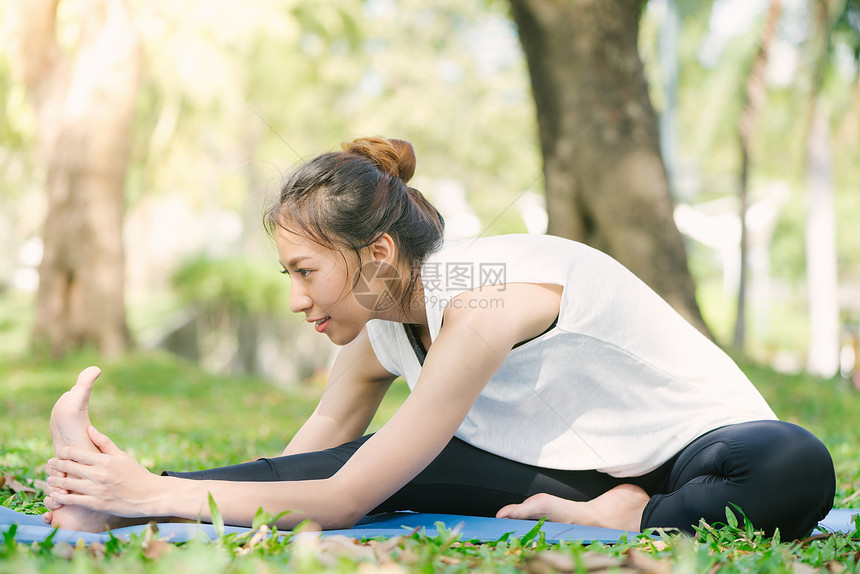 瑜伽和冥想对健康有好处瑜伽运动和健康的生活方式概念图片