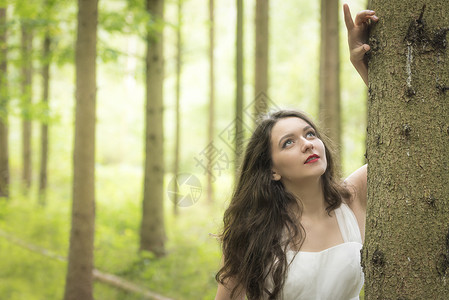 一位年轻棕发女人的肖像春景中图片