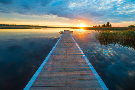 美丽的风景长木头码和光滑的湖面日落图片