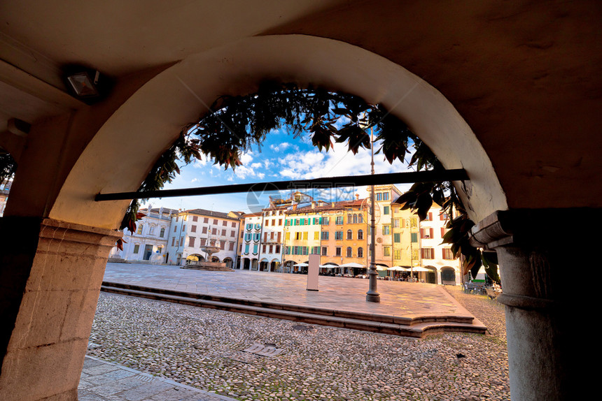 乌丁地标观的广场圣玛丽亚科位于意大利平原地区的镇图片