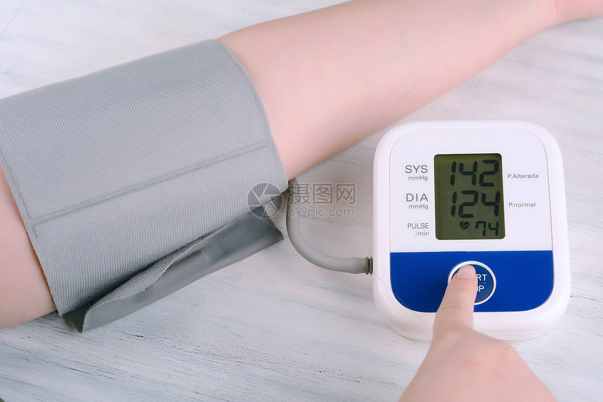 测量血压的人图片