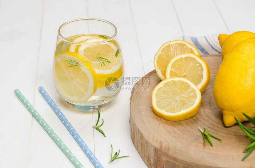 清新夏季自制鸡尾酒加柠檬和橙子图片