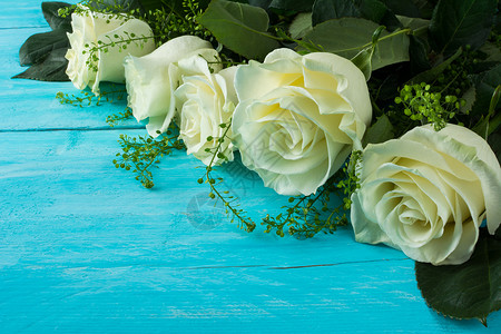 春夏焕新春夏新白象牙玫瑰绿的木板上美丽花朵母亲和一天的问候生日祝贺选择焦点opysace明信片上美丽的花朵背景