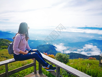 坐在木质阳台欣赏美丽的山景图片