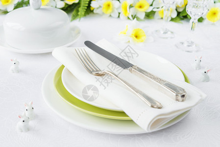 经典盛宴晚白绿色瓷板银器白桌布上的春花图片