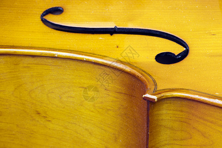 带有孔的字符串乐器大提琴部件的关闭高清图片