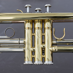 大黄铜管弦乐器小号的一部分背景图片