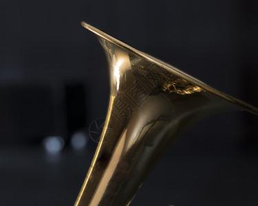 高音铜管乐团器喇叭图片