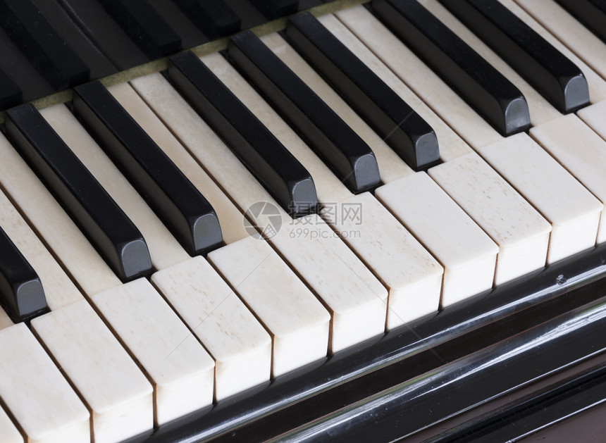关闭古董Bichsten大钢琴旧象牙键盘上的黑白图片