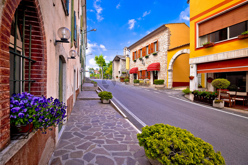 Spiaz街道景色多彩的村庄意大利Trentioaldie地区图片