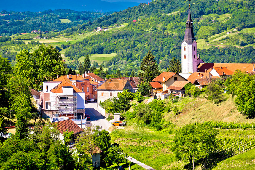 绿地风景中的Klanjec镇roati的Zgorje地区图片