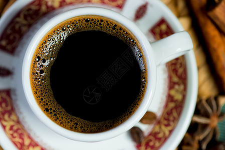 杯中黑咖啡的特端视图高清图片