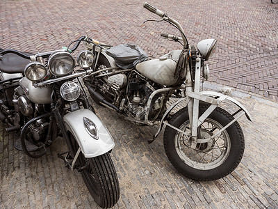 两辆古老的HarleyDvidson摩托车在古老的可腐石街上图片