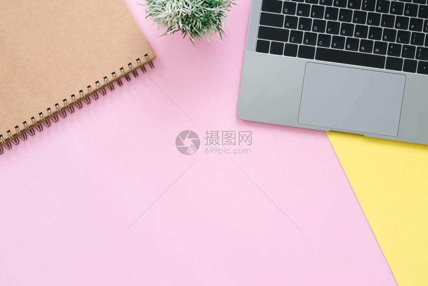 工作空间办公桌顶层膝上型空白笔记本面粉黄色颜背景的空白笔记本顶层办公桌平面照顶层桌平面平面粉色背景的空笔记本图片