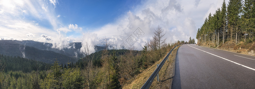 穿过北黑森林山云层覆盖的北黑森林山在阳光明媚的一天图片
