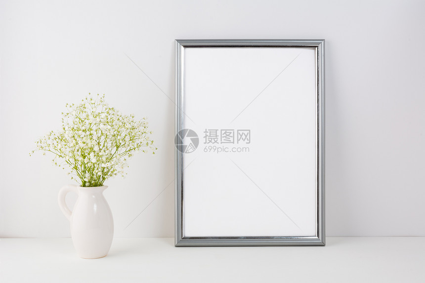 白色鲜花模型框架海报风格化产品白色设计银框架以白色鲜花模拟图片