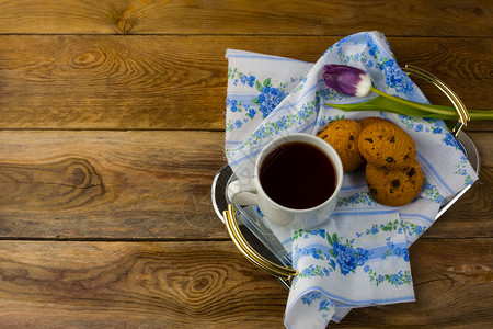 早餐茶以木制桌土饼干甜点早餐饼干甜糕茶杯背景