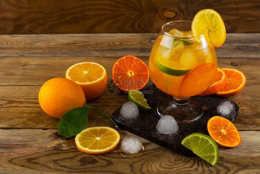 木制桌上的柑橘类饮料柠檬果夏季饮料柑橘类柠檬鸡尾酒水果饮料图片