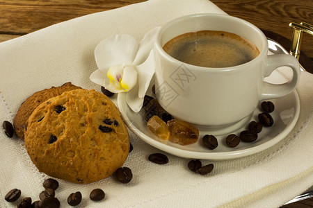 茶杯和餐盘上的饼干咖啡上午杯和餐盘上的饼干图片