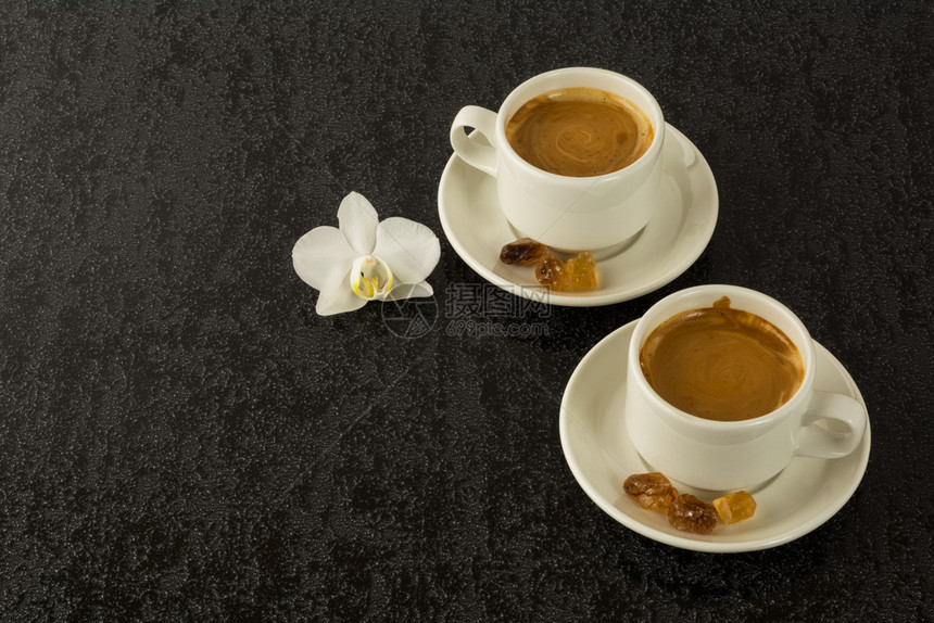 两杯白色的清晨浓咖啡休息图片